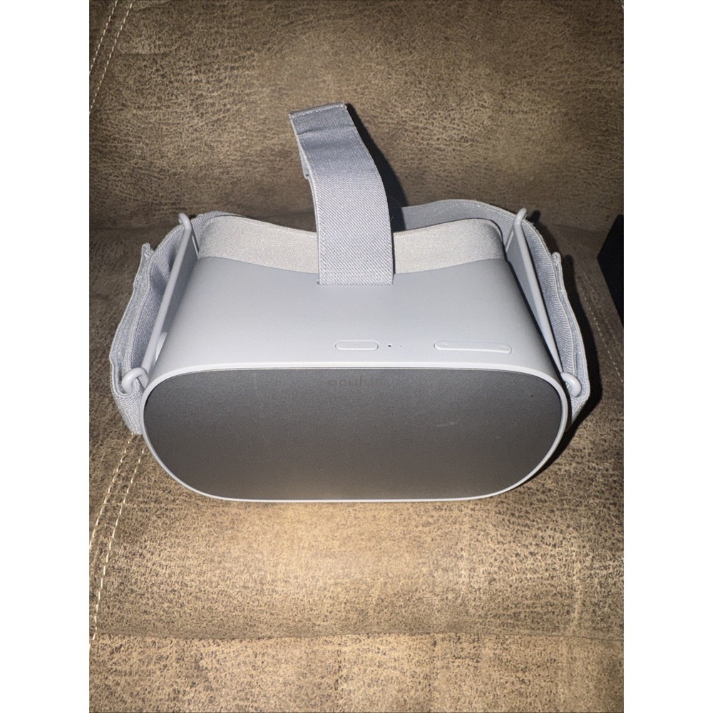 Oculus Go All-In-One VR Headset W/ Controller & Accessories Bundle Working Used - Picture 5 of 11